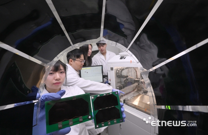 누리호 4차 발사 성공으로 민간 주도의 뉴 스페이스 시대가 열림에 따라 국내 연구진이 극한 환경에서도 운용이 가능한 차세대 고효율 우주항공용 태양광 모듈개발에 박차를 가하고 있다. 22일 경기도 성남시 한국전자기술연구원(KETI) 차세대전지연구센터에서 연구원들이 위성 발사시 부피를 최소화해 전개 가능한 필름기반 초경량·유연 태양광 모듈 기술을 테스트하고 있다. 이 태양광 모듈은 우주방사선 차폐가 가능한 고신뢰성 투명 차폐막 기술을 적용해 앞으로 인공위성 및 고고도 드론용으로 이용될 예정이다.  박지호기자 jihopress@etnews.com