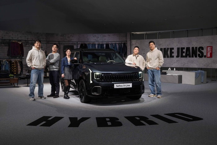 (왼쪽부터) 이민영 기아넥스트디자인내장1팀 팀장, 손용준 국내상품1팀 팀장, 장수진 기아넥스트CMF팀 팀장, 정두석 기아 MSV프로젝트4팀 책임연구원, 안서희 기아넥스트디자인외장2팀 팀장.