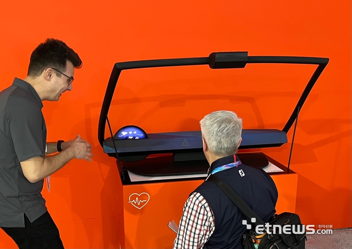 아우모비오 서피스 프로젝션을 체험하는 모습. 라스베이거스=정치연 기자