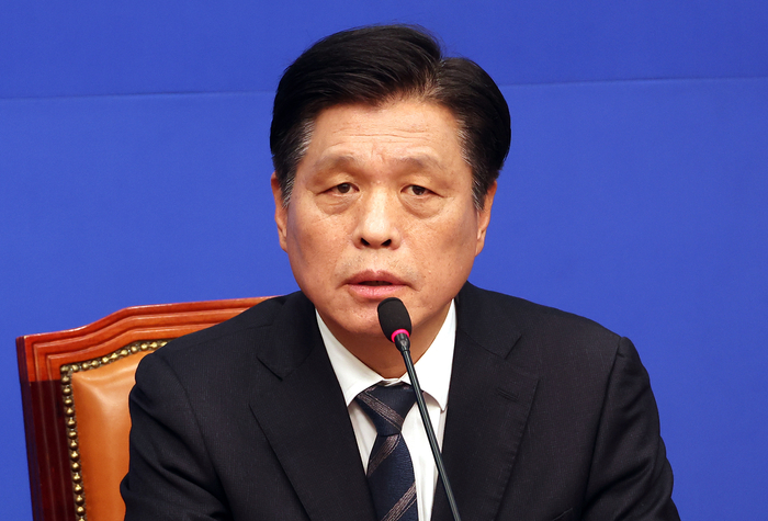 더불어민주당 조승래 사무총장이 25일 국회에서 현안 관련 기자 간담회를 열고 있다. 연합뉴스