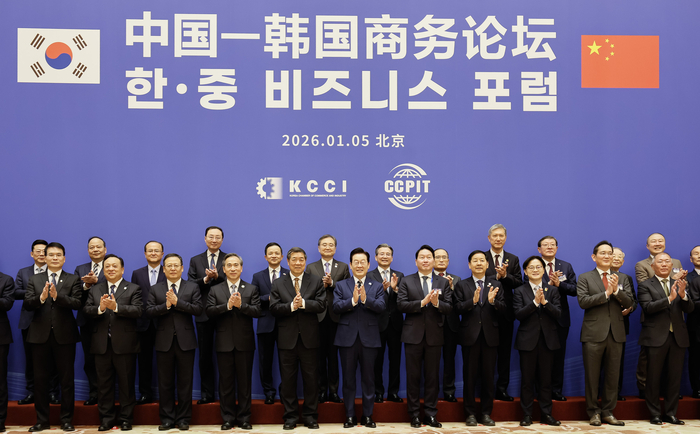 중국을 국빈방문 중인 이재명 대통령이 5일 베이징 조어대에서 열린 한·중 비즈니스 포럼에서 양국 기업인을 비롯한 참석자들과 기념촬영을 하고 있다. 연합뉴스