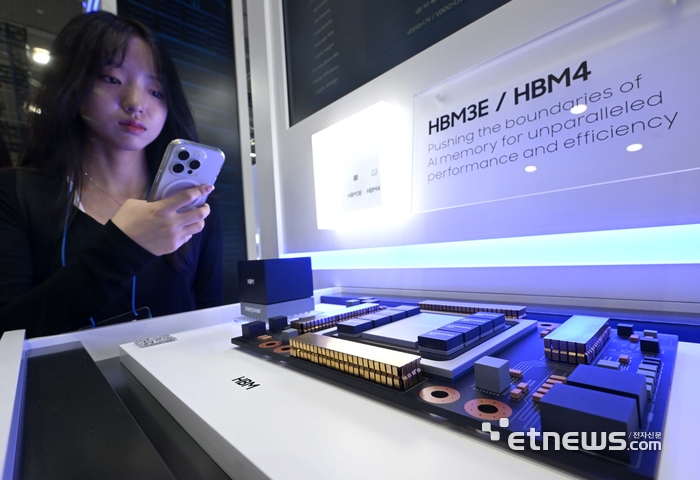 지난 10월 22일 개최된 제27회 반도체대전에서 관람객이 삼성전자 6세대 고대역폭 메모리 'HBM4'를 살펴보고 있다.  김민수기자 mskim@etnews.com