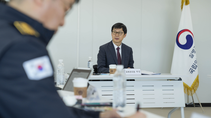 김기남 질병관리청 차장이 20일 인천국제공항 검역소에서 업무보고를 받았다.(사진=질병관리청)