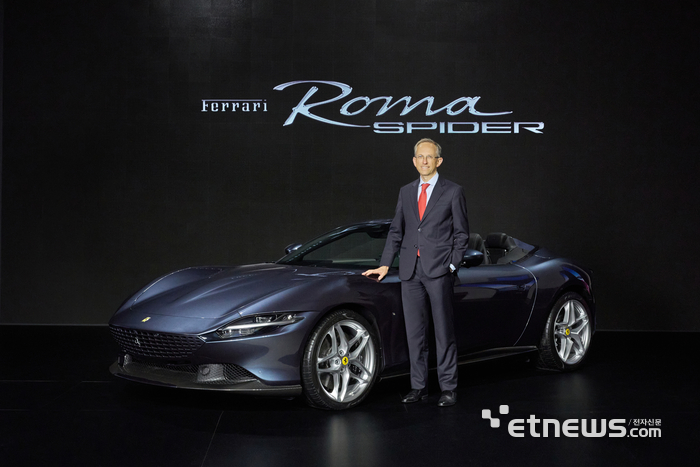 페라리 로마 스파이더와 포즈를 취한 베네데토 비냐 페라리 최고경영자(CEO)