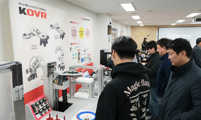 인아그룹은 지난 24일  인아오리엔탈모터 서울사무소 로봇 랩에서 '인아 로보틱스 랩 데이(INA Robotics Lab Day)' 행사를 개최했다. KVOR 시리즈 앞에서 관람객들이 로봇을 관람하고 있다.