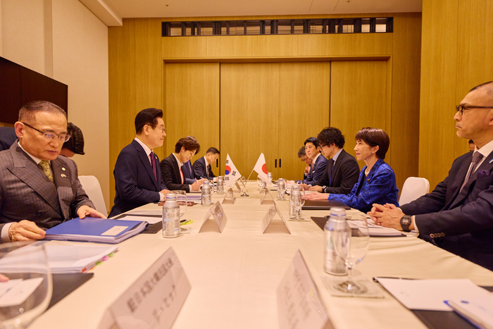 일본에서 열린 한-일 소인수 회담     (나라=연합뉴스) 김도훈 기자 = 이재명 대통령과 다카이치 사나에 일본 총리가 13일 일본 나라현 정상회담장에서 소인수 회담을 하고 있다. 2026.1.13 [공동취재 제공. 재판매 및 DB 금지]     superdoo82@yna.co.kr (끝)