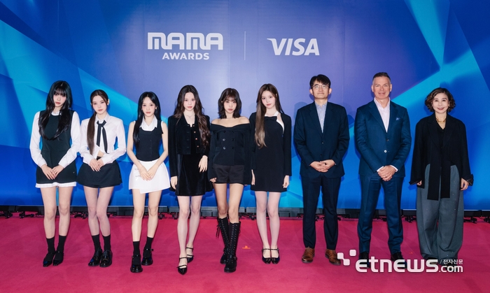 (왼쪽부터) '비자 X 2026 MAMA AWARDS' 앰버서더 izna(이즈나), 스티븐 카핀 비자 아시아태평양 지역 총괄 사장, 윤상현 CJ ENM 대표, 다니엘 진 비자 아시아태평양 지역 최고마케팅책임자