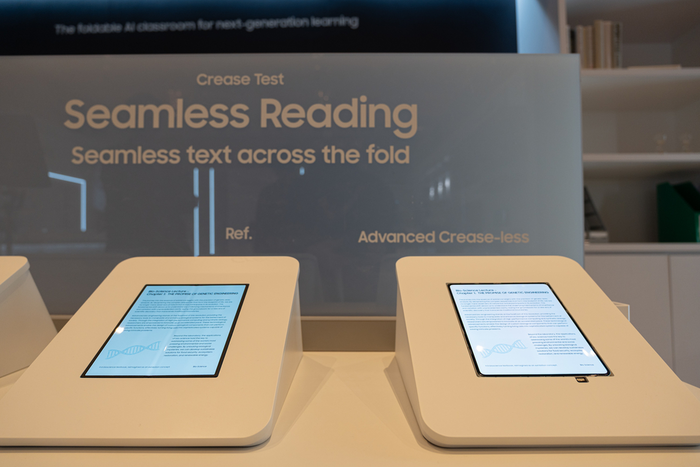 삼성디스플레이가 CES 2026에서 선보인 차세대 폴더블 패널(오른쪽)과 기존 폴더블 패널 비교. 〈사진 삼성디스플레이〉