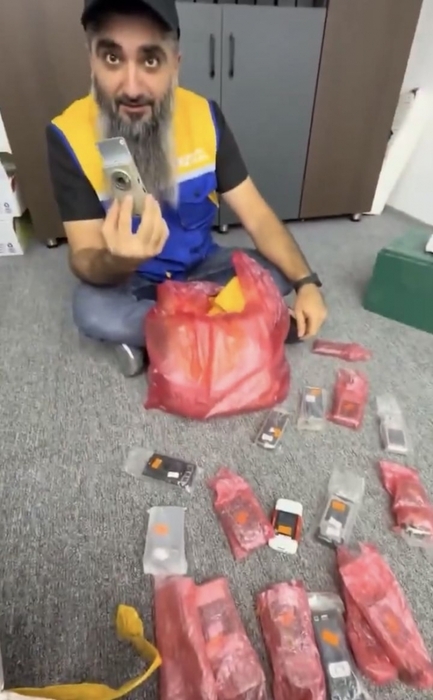 리비아의 한 상점 주인 내전으로 16년 만에 도착한 노키아 휴대폰을 살펴보고 있다. 사진=X캡처