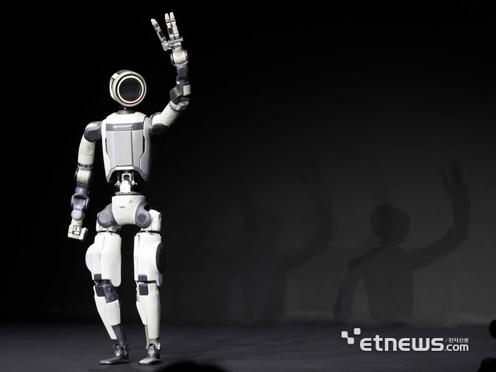 세계 최대 가전·정보기술(IT) 전시회 'CES 2026' 개막을 하루 앞둔 5일(현지시간) 미국 네바다주 라스베이거스 만달레이베이에서 열린 현대차그룹 프레스 컨퍼런스에서 휴머노이드 로봇 아틀라스가 관객들에게 인사하고 있다.  라스베이거스=이동근기자 foto@etnews.com