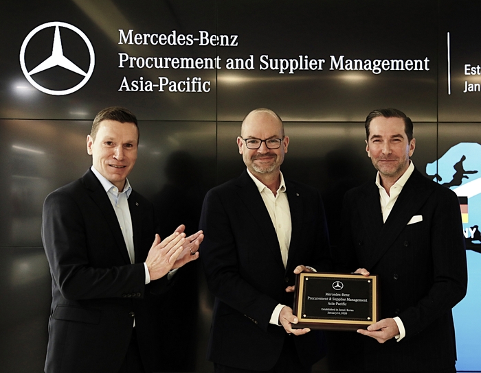 (왼쪽부터) 마티아스 바이틀 메르세데스-벤츠 코리아 대표, 요르그 부르저 메르세데스-벤츠 그룹 AG 최고기술책임자, 슈테펜 마우어스베르거 아태지역 구매·협력사 품질관리 부사장이 기념촬영을 하고 있다.