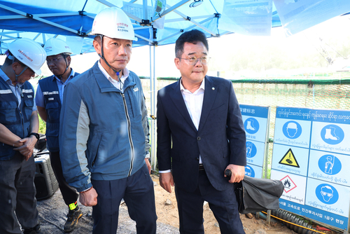 지난해 8월 송치영 포스코이앤씨 사장(왼쪽)이 경기도 광명시 포스코이앤씨 고속도로 건설공사 사고 현장을 살펴보고 있다. [자료:연합뉴스]