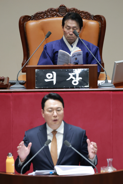 개혁신당 천하람 원내대표가 16일 국회에서 열린 2026년 1월 임시국회 1차 본회의에서 2차 종합특검법안에 대해 무제한 토론을 이어가는 가운데 이학영 국회부의장이 의장석 자리를 지키고 있다. 연합뉴스