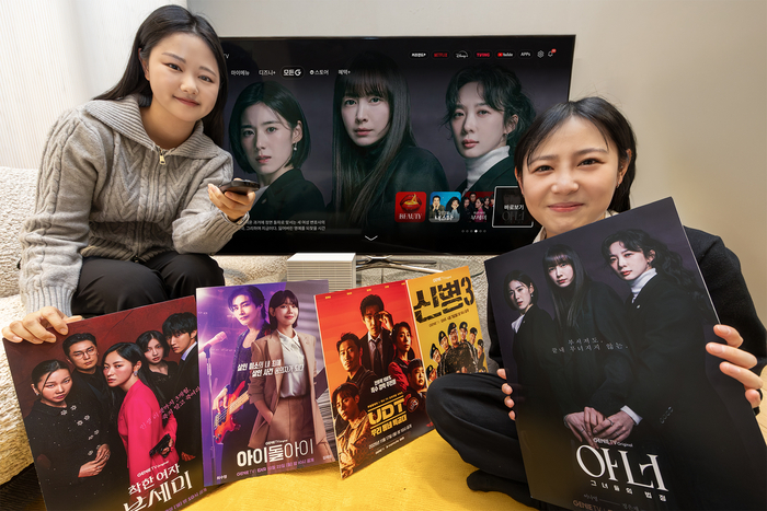 모델들이 2025년 공개된 지니 TV 오리지널 콘텐츠에 대해 소개하고 있다. KT는 2025년 공개한 '지니 TV 오리지널' 드라마가 ENA 채널 최고 시청률 경신, 국내외 OTT 시청 순위 1위 등 주요 지표에서 성과를 보이며 K-콘텐츠 시장의 입지를 다졌다고 28일 밝혔다.[KT 제공]