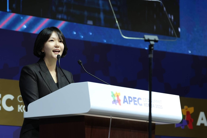 최수연 네이버 대표가 지난해 10월 29일 경북 경주 예술의전당에서 열린 APEC CEO 서밋에 참석해 기조발표를 진행하고 있다. 〈자료 네이버〉