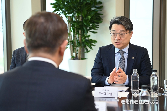 산업통상부 주최 '제1차 산업기술전략대화'가 6일 서울 강서구 LG사이언스파크에서 열렸다. 문신학 산업통상부 차관이 모두발언을 하고 있다.