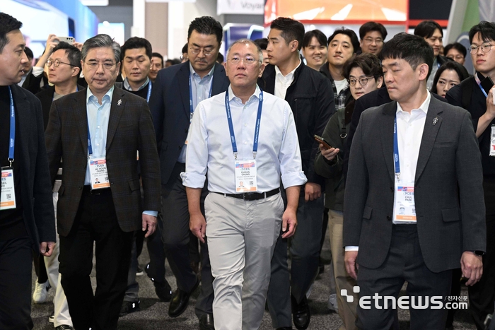 정의선 현대차그룹 회장이 세계 최대 가전·정보기술(IT) 전시회 'CES 2026'가 개막한 6일(현지시간) 미국 네바다주 라스베이거스 컨벤션센터에 마련된 현대차그룹 부스를 둘러본 후 퀄컴 부스로 향하고 있다.  라스베이거스=이동근기자 foto@etnews.com