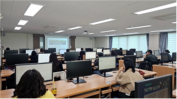 지난해 치러진 정시 3회 상표정보검색사 전문가 자격시험 현장.