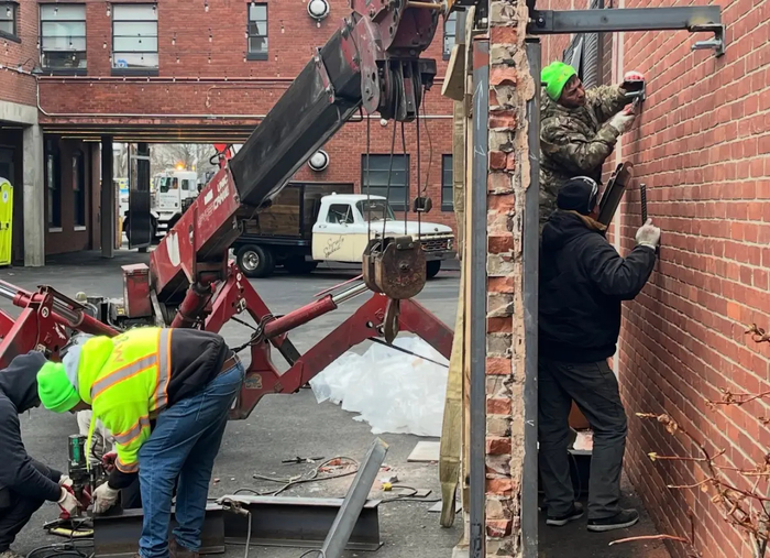 미국 뉴욕주 브루클린의 한 건물 외벽에 그려진 뱅크시 작품. 사진=루오코 가족/ 뉴욕포스트 캡처