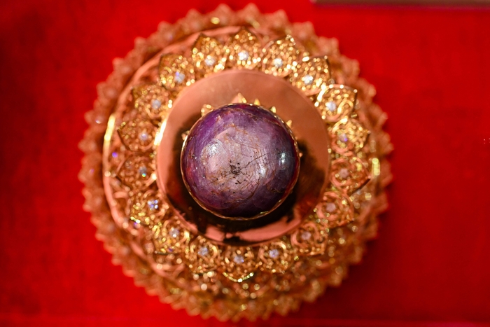 세계 최대 천연 퍼플 스타 사파이어. 3563캐럿에 달한다. 사진=AFP 연합뉴스