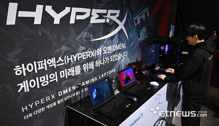 HP 게이밍 신제품 소개 기자간담회가 22일 서울 강남구 SOOP 프릭업 스튜디오에서 열렸다. 참석자가 하이퍼X 오멘 게이밍 시리즈 신제품을 체험하고 있다.  이동근기자 foto@etnews.com