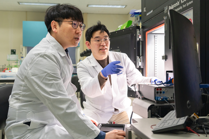 강홍규 GIST 차세대에너지연구소 부소장(왼쪽)과 깅상조 연구원이 대면적 페로브스카이트 태양전지 모듈 성능 데이터를 연구하고 있는 모습.