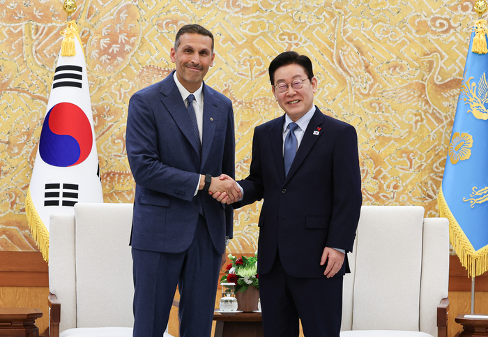 이재명 대통령, 아부다비 행정청장 접견     (서울=연합뉴스) 한상균 기자 = 이재명 대통령이 15일 청와대에서 아랍에미리트(UAE) 칼둔 칼리파 알 무바라크 아부다비 행정청장과 접견 전 기념촬영을 하고 있다. 2026.1.15     xyz@yna.co.kr (끝)