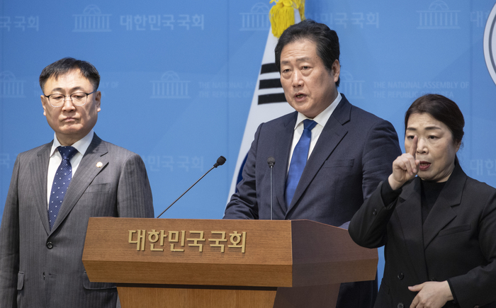 더불어민주당 최고위원 보궐선거에 출마했던 유동철 부산 수영구 지역위원장이 6일 국회에서 열린 기자회견에서 최고위원 후보 사퇴를 발표하고 있다. 연합뉴스