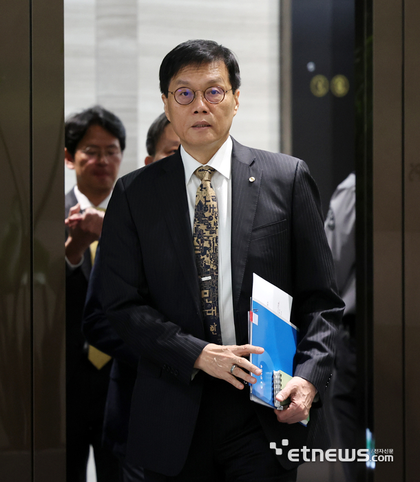 이창용 한국은행 총재가 23일 오전 서울 중구 한국은행 본관에서 열린 금융통화위원회 본회의에 참석하고 있다.  사진공동취재단