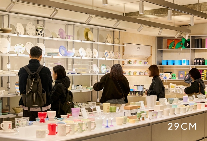 고객들이 이구홈 성수 키친 존에서 상품을 둘러보고 있다.