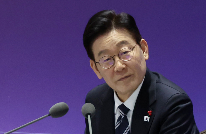 이재명 대통령이 23일 울산전시컨벤션센터에서 열린 '울산의 마음을 듣다' 타운홀미팅 간담회에서 참석자 발언을 듣고 있다. 연합뉴스.