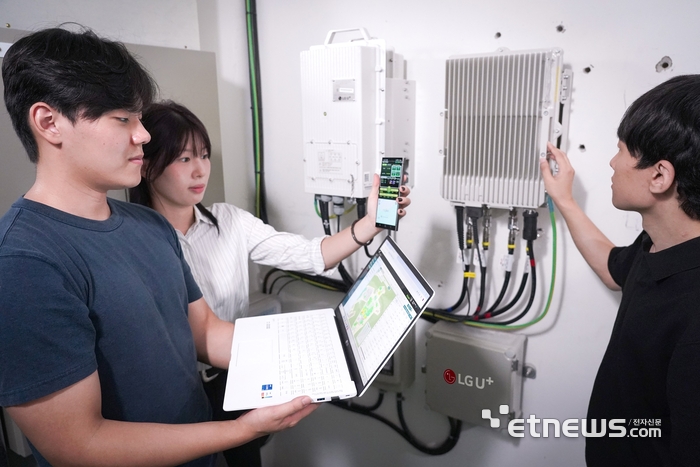 LG유플러스 관계자가 금오공대에서 오픈랜 장비를 테스트하고 있다.