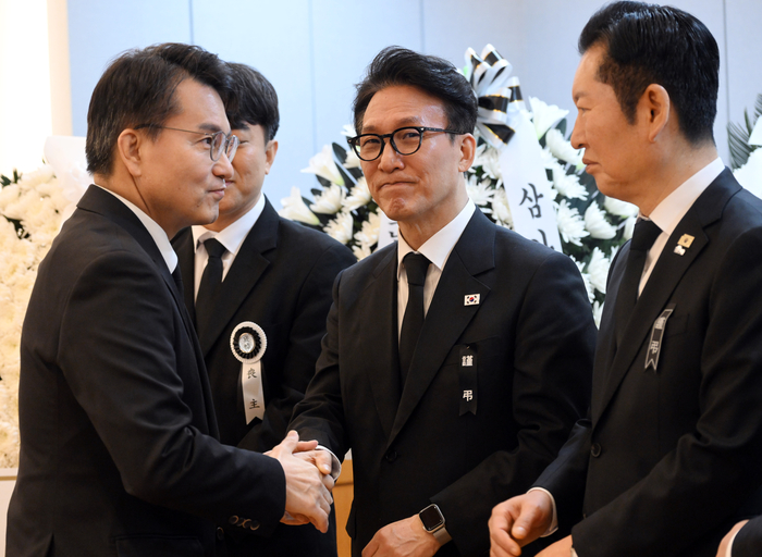 국민의힘 윤상현 의원이 28일 서울 종로구 서울대학교병원 장례식장에 마련된 이해찬 전 국무총리의 빈소에서 김민석 국무총리, 더불어민주당 정청래 대표와 인사하고 있다. 연합뉴스