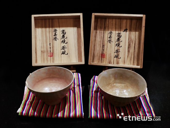 전진국 오킨스전자 대표가 일본에서 구입한 故 도천 천한봉 선생 도자 작품 2점.