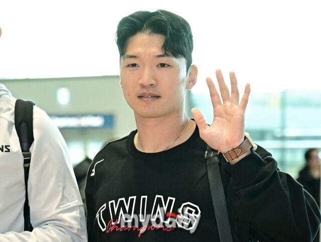 LG 트윈스 박해민이 22일 인천국제공항을 통해 2026시즌 1차 스프링 캠프 참석 차 미국 애리조나로 출국했다.