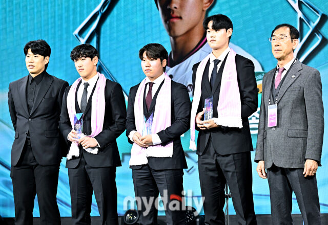 고양 히어로즈 양현종, 정세영, 손힘찬이 1일 오전 서울 광장동 비스타 워커힐 서울에서 진행된 '2025 리얼글러브 어워드(REAL GLOVE AWARD)'에서 퓨처스리스상을 수상하고 있다. 리얼글러브 어워드는 한국 프로야구 선수들이 직접 투표를 통해 동료 선수들의 활약을 평가하고 각 포지션별 최고의 선수를 선정하는 국내 유일의 선수 주도형 시상식으로, 선수들 스스로 한 해 동안 가장 뛰어난 활약을 펼친 동료를 평가하고 인정하는 자리다./마이데일리