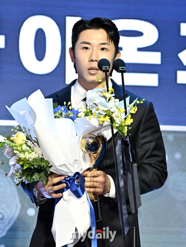 삼성 김성윤이 24일 오후 서울 잠실 롯데호텔 월드에서 진행된 '2025 KBO 시상식'에서 수비상 우익수 부문을 수상하고 있다. 'KBO 시상식'은 퓨처스리그 투·타 개인 부문별 1위 선수 시상을 시작으로 KBO 리그 투·타 개인 부문별 1위 선수, KBO 심판상, 각 포지션별 KBO 수비상, 신인상 및 MVP 시상으로 진행된다./마이데일리