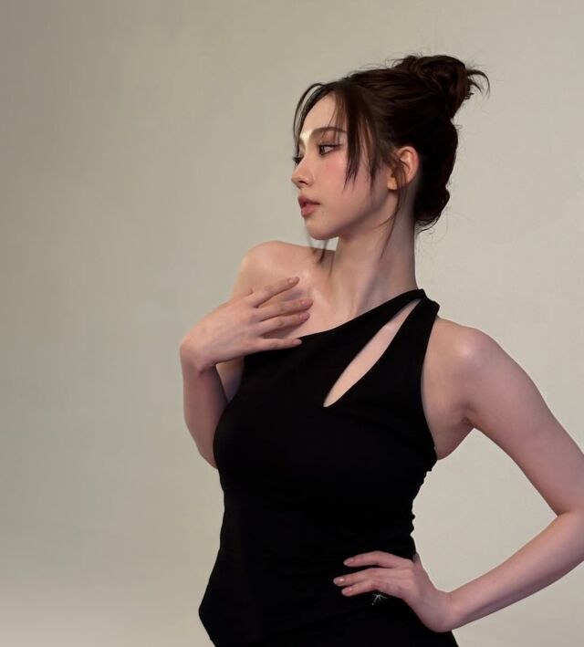 카리나가 화보 촬영 현장 비하인드 컷을 공개했다. / 카리나 인스타그램