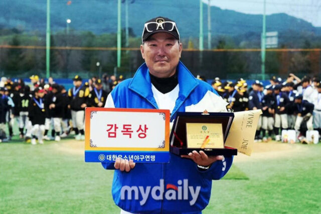 감독상을 받은 김덕환 감독.
