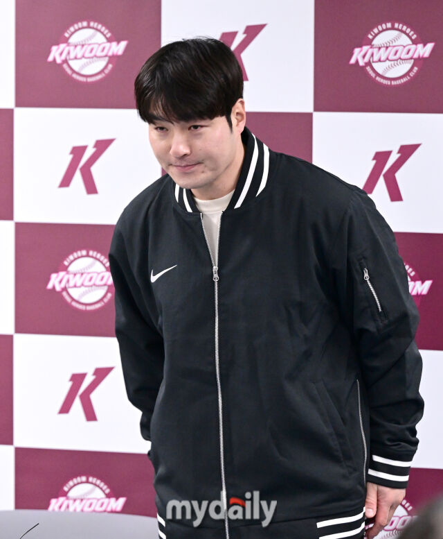 키움 박병호 코치가 故 김민재 코치의 명복을 빌고 있다 / 고척 = 유진형 기자 zolong@mydaily.co.kr