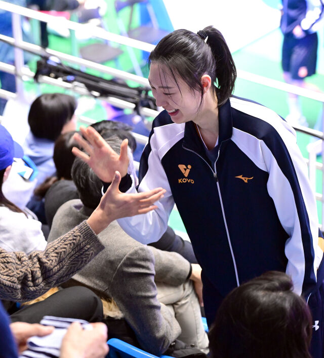 경기 전 양효진이 관중석에 올라가 김연경과 반갑게 인사하고 있다 / 한국배구연맹(KOVO)