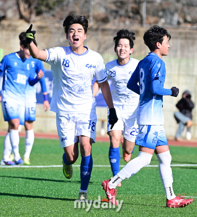 2026년 1월 20일 오후 경상북도 김천대학교 대운동장에서 스포츠 중심도시 김천 '제22회 1.2학년 대학축구대회' 준결승, 단국대학교와 중앙대학교의 경기가 열렸다.

중앙대학교 김수민이 후반전 추가골을 넣은 뒤 기뻐하고 있다./유진형 기자”></p>
<p>[마이데일리 = 김천대학교 최병진 기자] 중앙대학교와 상지대학교가 결승에서 만난다.</p>
<p>중앙대는 20일 오후 12시 30분 경상북도 김천시 김천대학교 대운동장에서 펼쳐진 ‘스포츠 중심도시 김천 제22회 1,2학년대학축구대회’ 4강전에서 단국대학교를 2-0으로 꺾고 결승에 올랐다.</p>
<p>중앙대와 단국대는 전반전부터 팽팽한 승부를 펼쳤다. 단국대가 전체적으로 경기를 주도한 가운데 결정적인 찬스는 오히려 중앙대가 만들었다. 전반 44분 코너킥에서 김수민이 헤더 득점을 터트리며 중앙대가 리드를 잡았다.</p>
<p>단국대는 후반 시작과 동시에 동점골을 위해 공세를 펼쳤으나 중앙의 수비는 흔들리지 않았다. 안정적인 수비를 구축한 중앙대는 후반 24분에 추가골 찬스를 잡았다. 교체 투입된 이태경이 페널티 박스 안에서 돌파로 반칙을 얻어냈고 주심은 페널티킥(PK)을 선언했다. 선제골을 기록한 김수민키 킥을 성공시키며 스코어는 2-0이 됐다.</p>
<p>단국대는 끝까지 만회골을 위한 움직임을 가져갔으나 결국 중앙대가 승리를 따내며 결승행 티켓을 손에 넣었다.</p>
<p><img decoding=