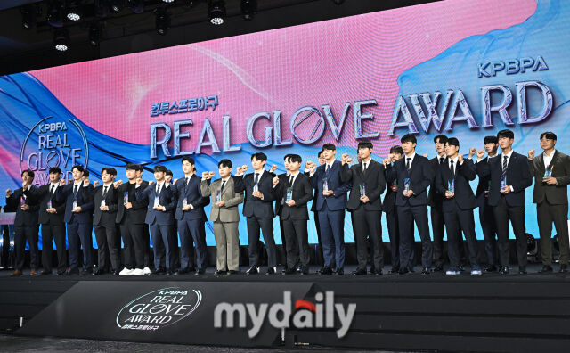 1일 오전 서울 광장동 비스타 워커힐 서울에서 진행된 '2025 리얼글러브 어워드(REAL GLOVE AWARD)'에서 퓨처스리그 수상자들이 포즈를 취하고 있다. 리얼글러브 어워드는 한국 프로야구 선수들이 직접 투표를 통해 동료 선수들의 활약을 평가하고 각 포지션별 최고의 선수를 선정하는 국내 유일의 선수 주도형 시상식으로, 선수들 스스로 한 해 동안 가장 뛰어난 활약을 펼친 동료를 평가하고 인정하는 자리다./마이데일리