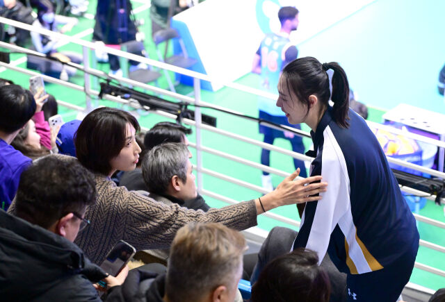 경기 전 양효진이 관중석에 올라가 김연경과 반갑게 인사하고 있다 / 한국배구연맹(KOVO)
