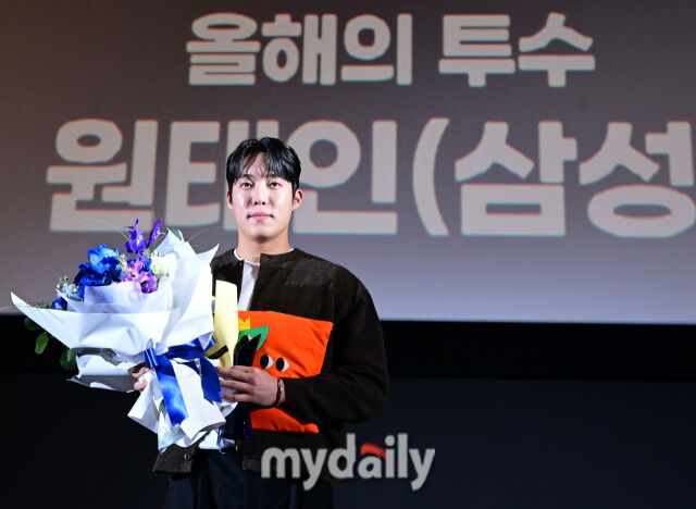 2025년 12월 4일 오후 서울 영등포 타임스퀘어 CGV 영등포 스크린X관에서 ‘제39회 스포츠서울 올해의 상’이 열렸다. 삼성 원태인이 올해의 투수상을 수상하고 있다./마이데일리