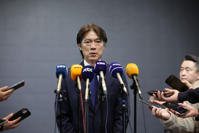 2025년 12월 19일 더블트리 바이 힐튼 서울 판교 1층 그랜드볼룸에서 개최된 '제24회 홍명보장학재단 장학금 수여식'/홍명보장학재단