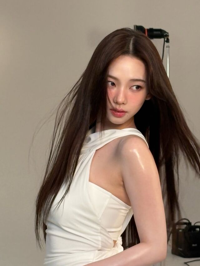 카리나가 화보 촬영 현장 비하인드 컷을 공개했다. / 카리나 인스타그램