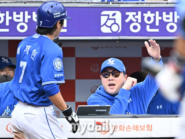 18일 오후 대전광역시 중구 대전 한화생명볼파크에서 진행된 '2025 프로야구 KBO리그 포스트시즌' 플레이오프(PO) 1차전 한화이글스와 삼성라이온즈의 경기. 삼성 박진만 감독이 2회초 1사 3루서 강민호의 희생타때 홈을 밟은 이재현과 환호하고 있다./마이데일리
