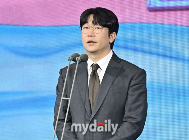 양현종 프로야구선수협회장이 1일 오전 서울 광장동 비스타 워커힐 서울에서 진행된 '2025 리얼글러브 어워드(REAL GLOVE AWARD)'에서 이야기를 하고 있다. 리얼글러브 어워드는 한국 프로야구 선수들이 직접 투표를 통해 동료 선수들의 활약을 평가하고 각 포지션별 최고의 선수를 선정하는 국내 유일의 선수 주도형 시상식으로, 선수들 스스로 한 해 동안 가장 뛰어난 활약을 펼친 동료를 평가하고 인정하는 자리다./마이데일리