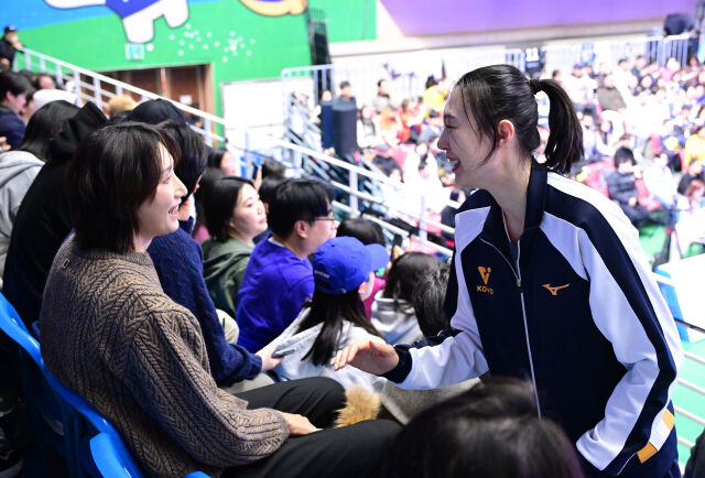 경기 전 양효진이 관중석에 올라가 김연경과 반갑게 인사하고 있다 / 한국배구연맹(KOVO)